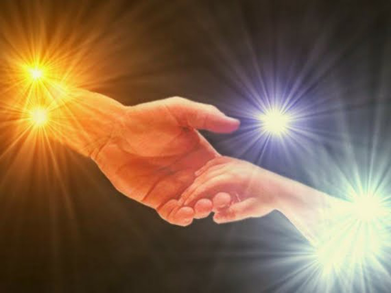 Nắm lấy bàn tay con