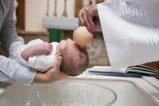 rửa tội lúc nguy tử, rửa tội cho em bé,em bé được cứu sống nhờ rửa tội