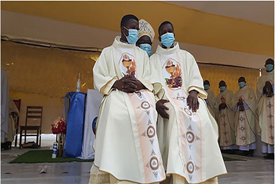 Anh em sinh đôi thụ phong linh mục cùng ngày tại Uganda, Hi Hữu Hai Anh Em Song Sinh Được Thụ Phong Linh Mục Trong Cùng Một Ngày, Nhờ người mẹ can đảm từ chối phá thai, hai con sinh đôi làm linh mục