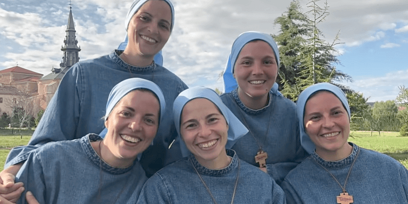 tuyệt vời 5 chị em được Chúa kêu gọi đi tu trong vòng 2 năm 